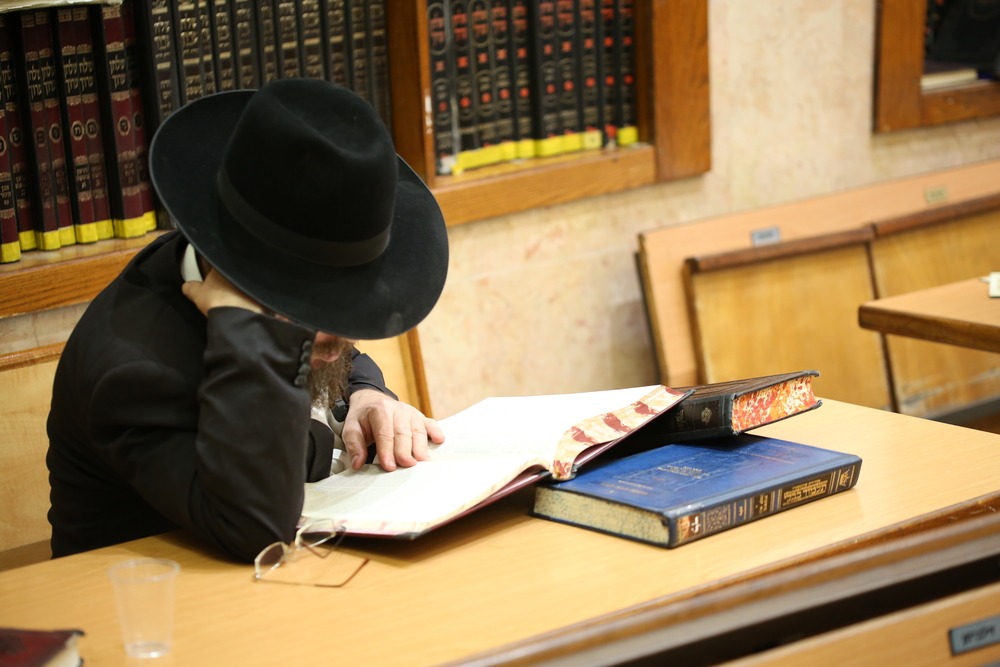 rabbi reading book